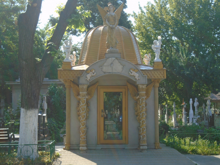 Cimitirul Reînvierea, Cimitirul Vesel al Bucureștiului sau kitsch?