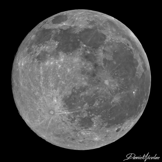 Eclipsă totală de Lună alături de un astrofotograf