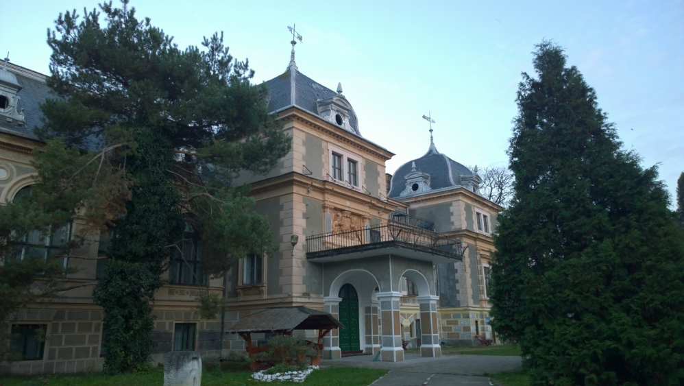 Castelul Csernovics din Macea şi grădina de poveste 