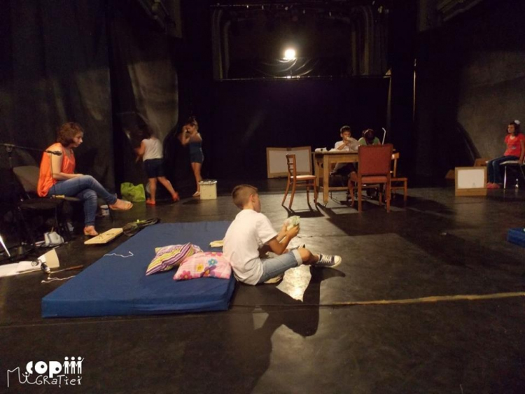 „Familia offline” – spectacol de teatru educațional de Mihaela Michailov