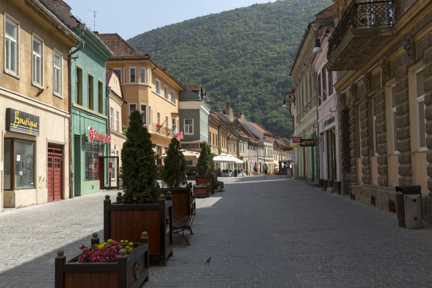 Ghidul turistic și albumul foto "Merg.În.Brașov", acum și în limba engleză