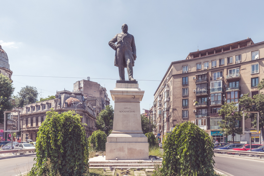 Statuia lui Mihail Kogălniceanu