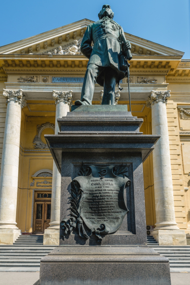 Statuia medicului general Carol Davila 