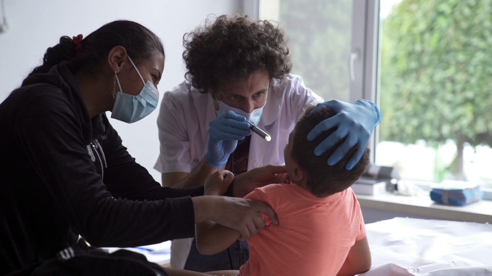Caravana cu medici pediatri la Castelu - Șansa la servicii medicale de calitate pentru o comunitate vulnerabilă