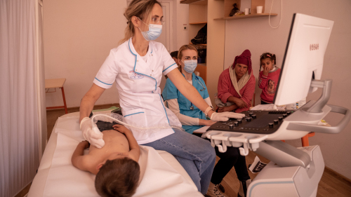 Caravana cu medici pediatri la Castelu - Șansa la servicii medicale de calitate pentru o comunitate vulnerabilă